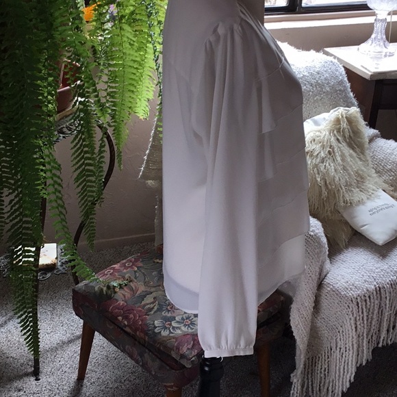 NWT Tribal Ruffle Front Top - Picture 2 of 6